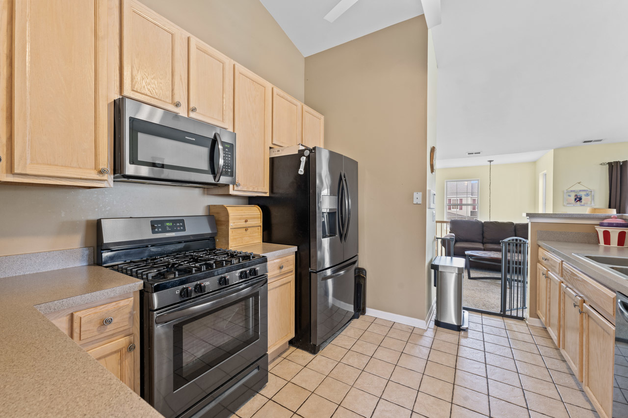 2885 Falling Waters Drive, Lindenhurst, IL 60046