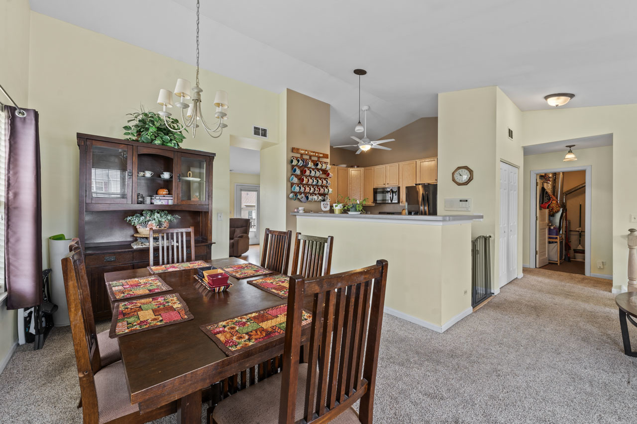 2885 Falling Waters Drive, Lindenhurst, IL 60046