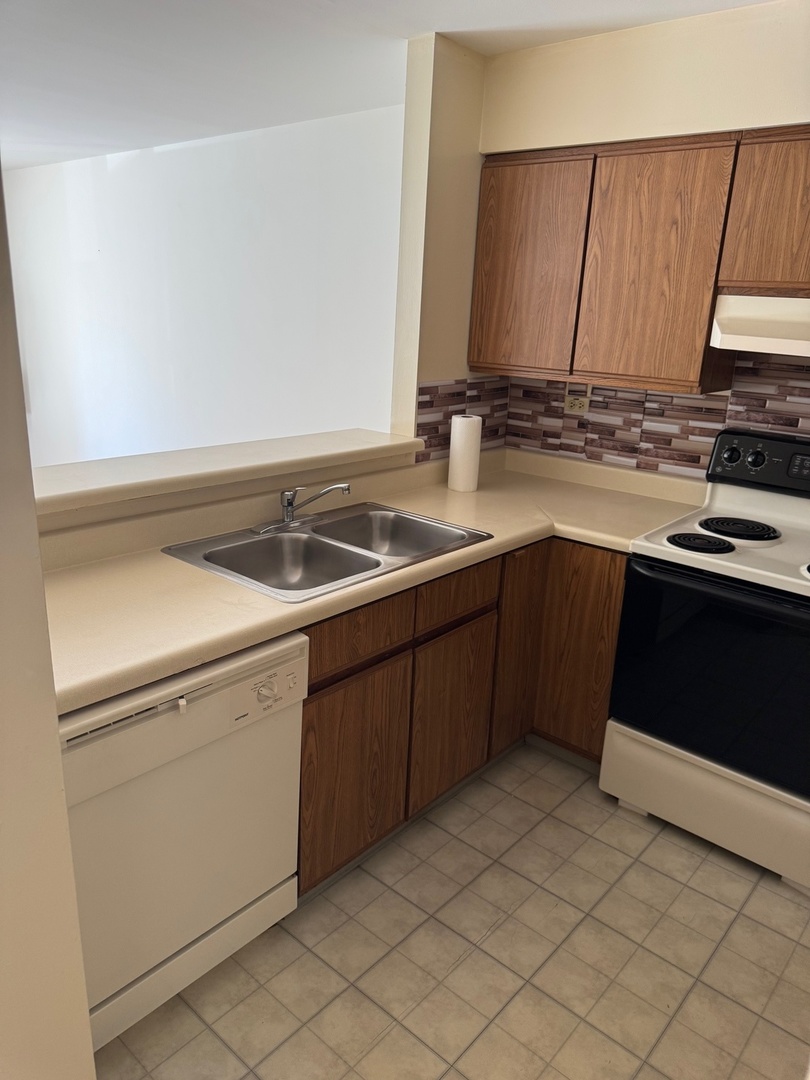 33601 N Royal Oak Lane #207, Grayslake, IL 60030