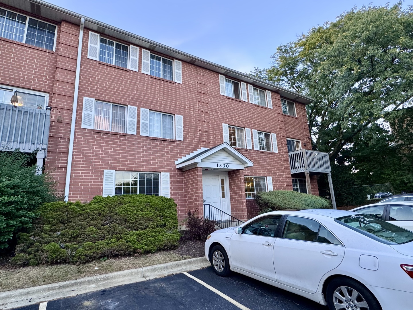 1330 S Lorraine Road #D, Wheaton, IL 60189