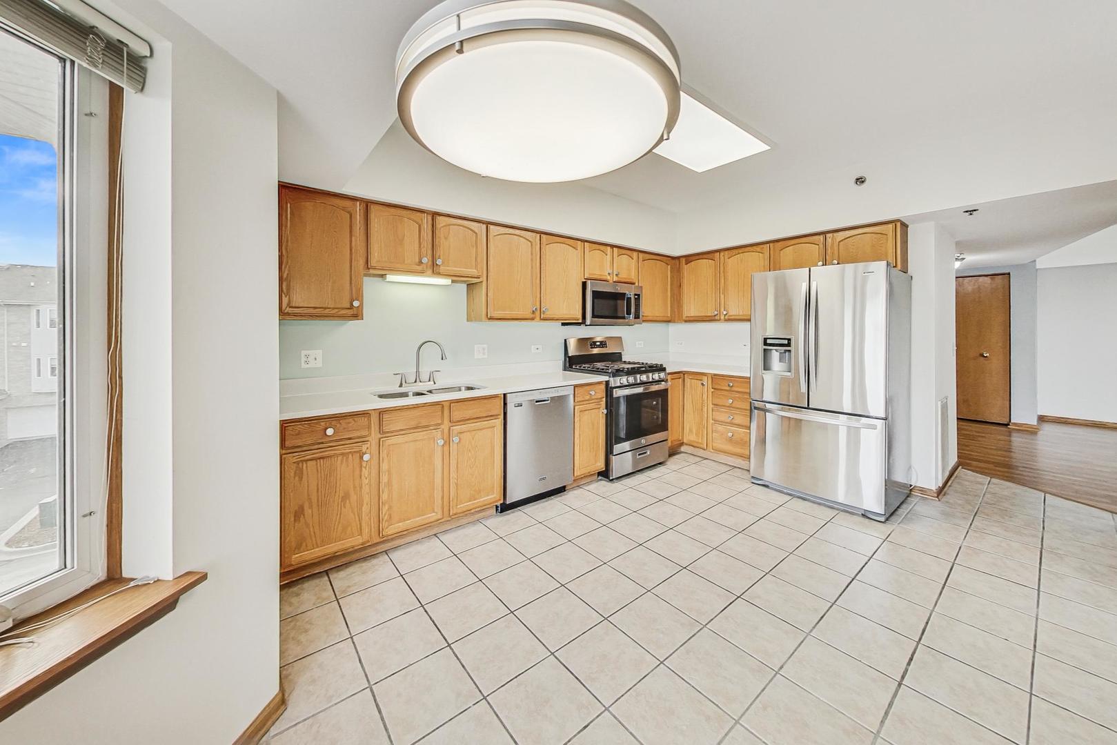 717 N 5th Avenue #303, Addison, IL 60101