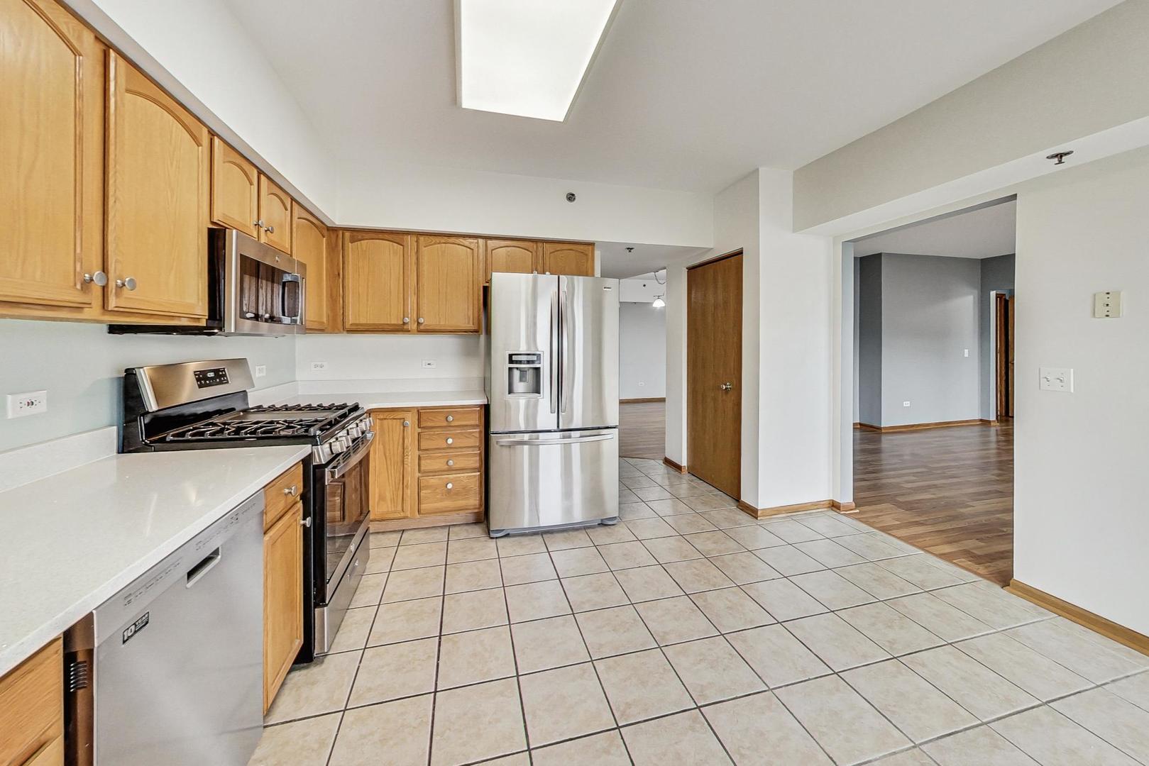 717 N 5th Avenue #303, Addison, IL 60101