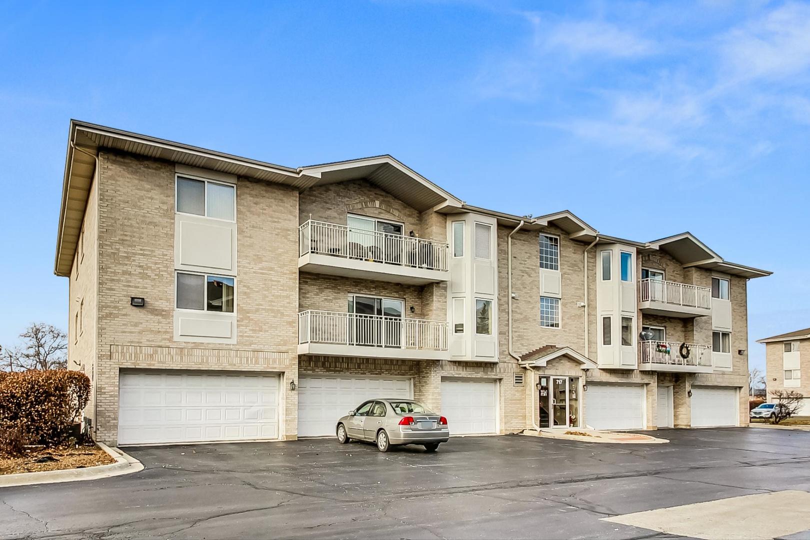 717 N 5th Avenue #303, Addison, IL 60101