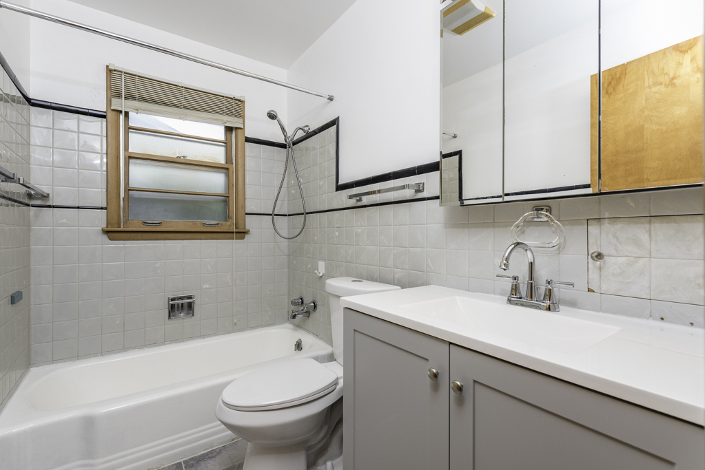 2712 W Grove Avenue, Waukegan, IL 60085