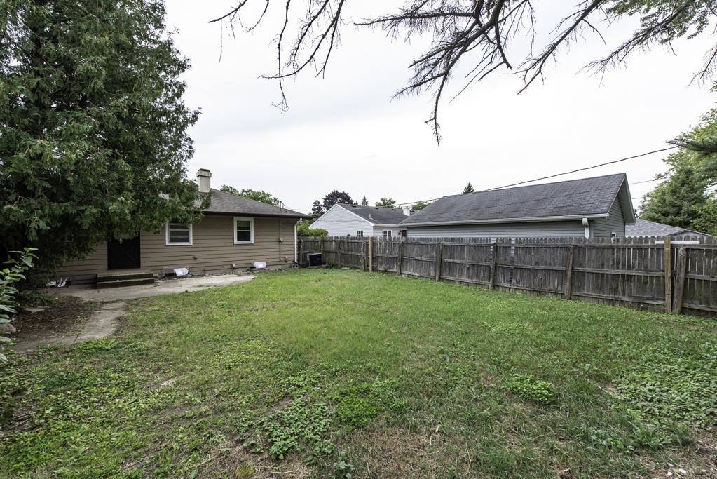 2712 W Grove Avenue, Waukegan, IL 60085