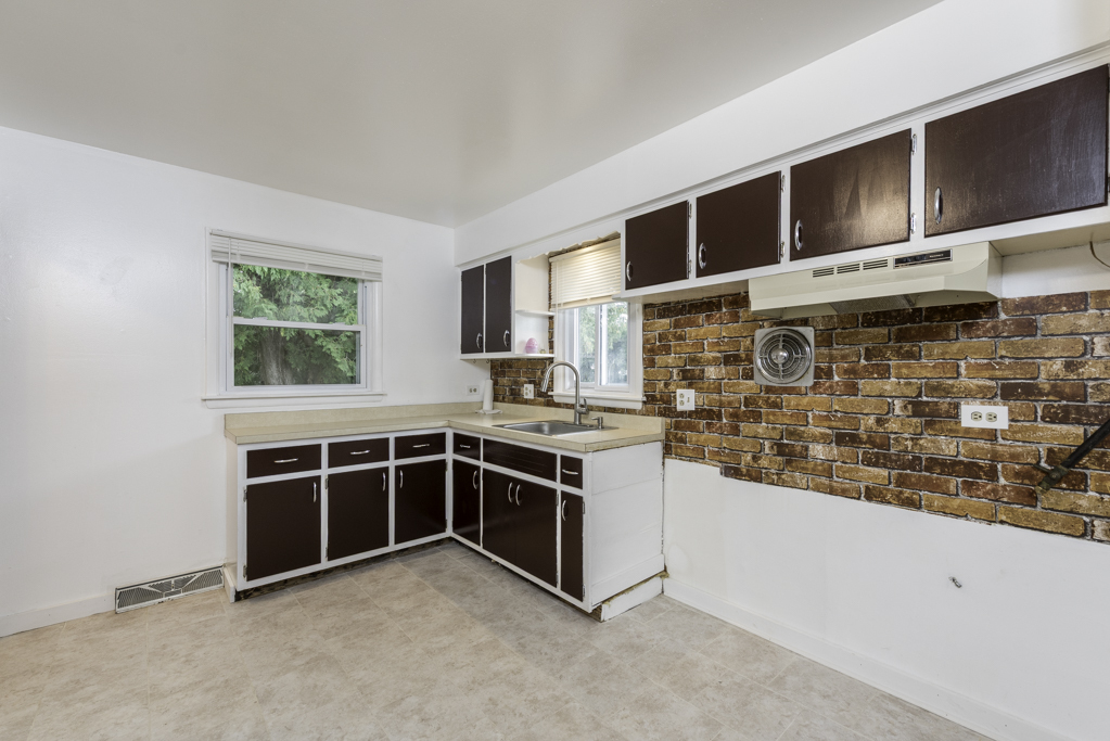 2712 W Grove Avenue, Waukegan, IL 60085