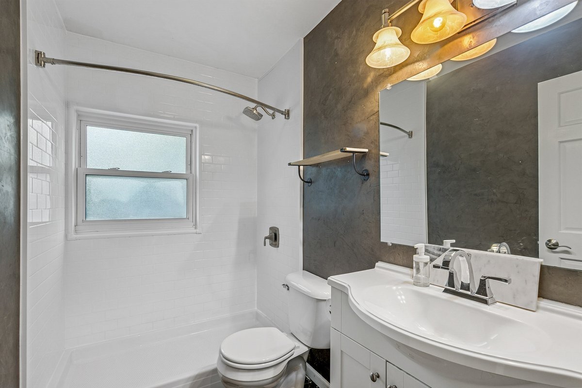 18124 W Avon Court, Grayslake, IL 60030