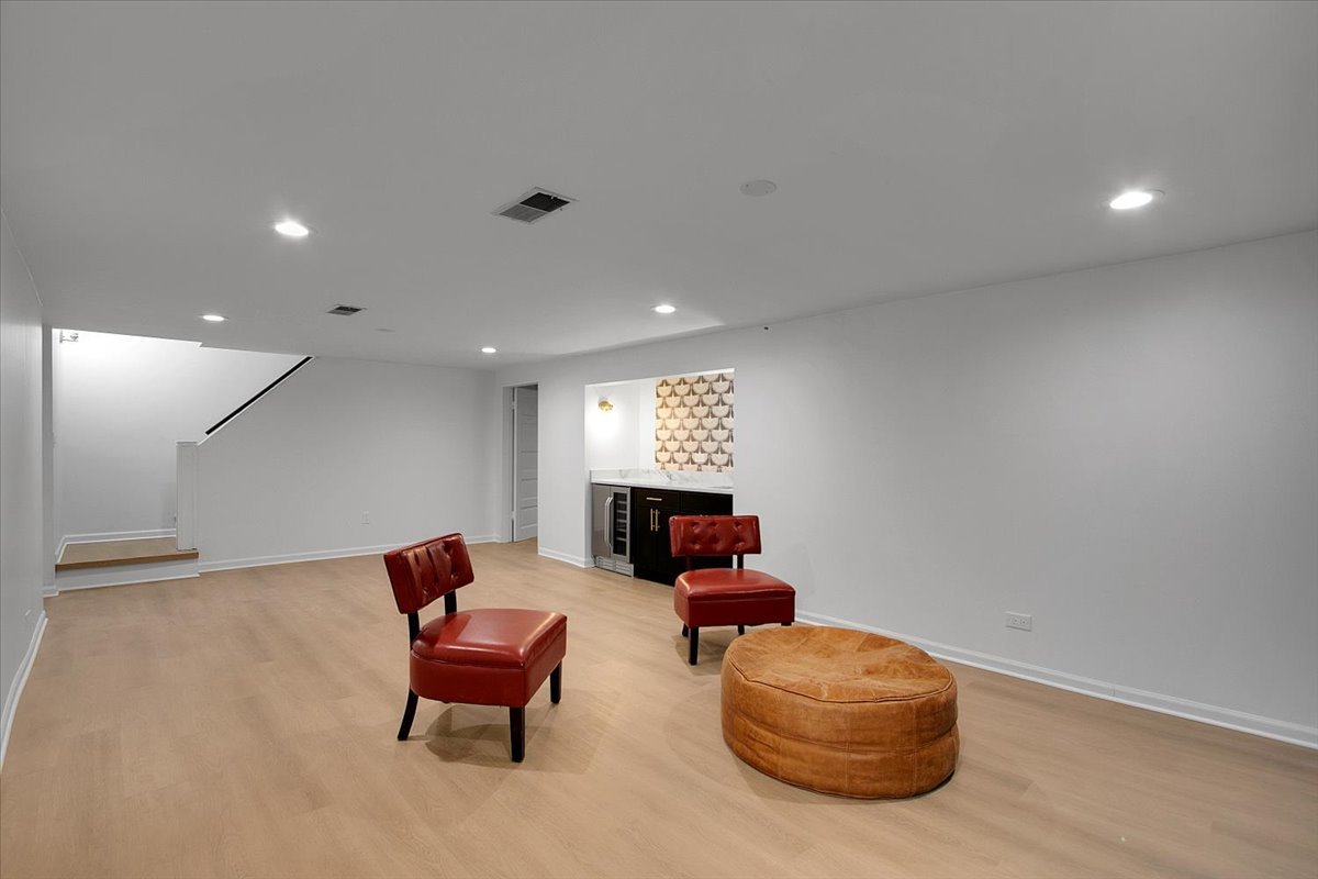 4500 W Thorndale Avenue, Chicago, IL 60646