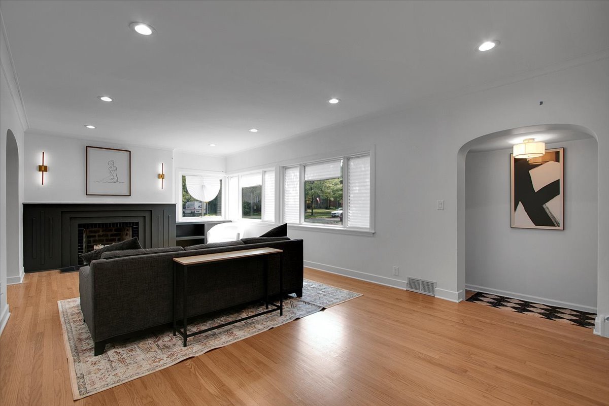 4500 W Thorndale Avenue, Chicago, IL 60646