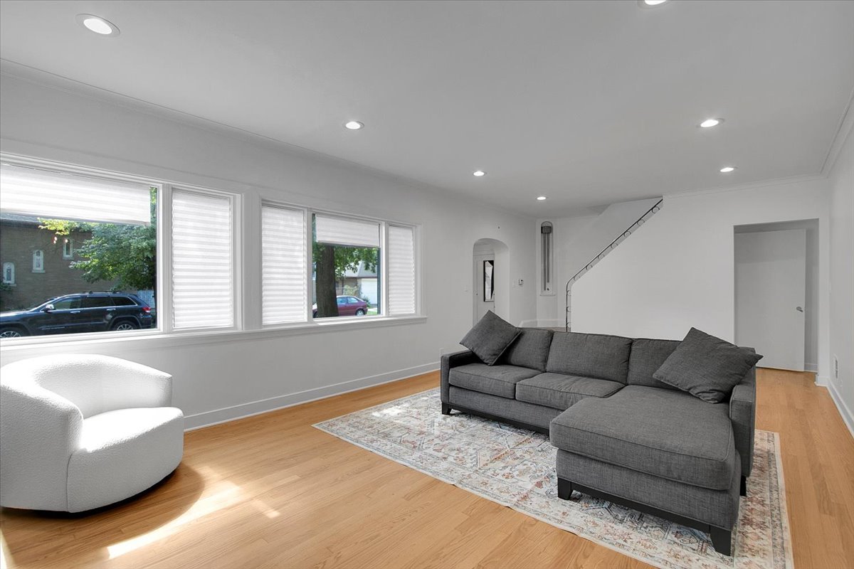 4500 W Thorndale Avenue, Chicago, IL 60646