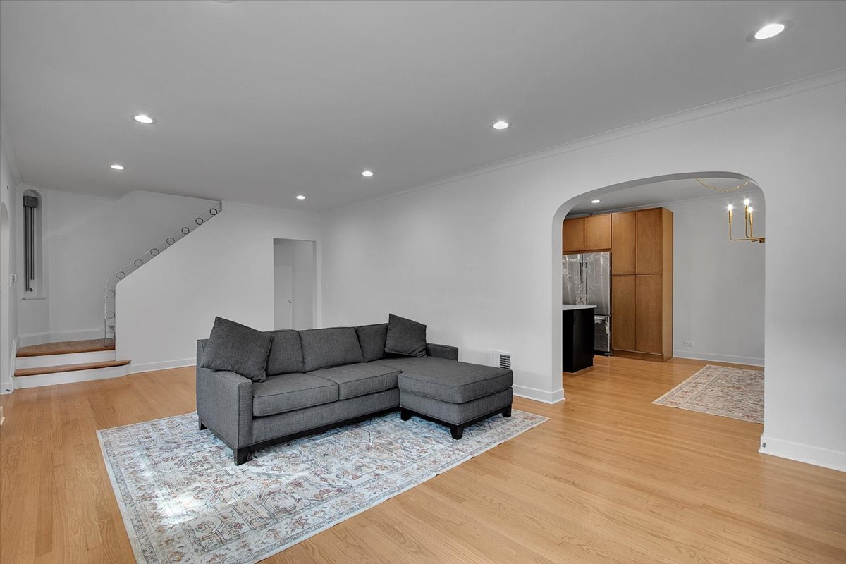 4500 W Thorndale Avenue, Chicago, IL 60646