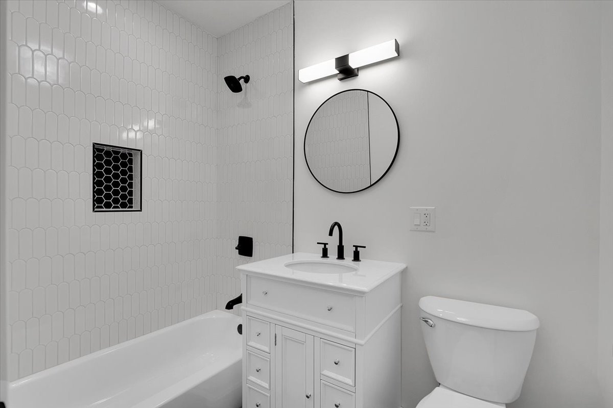 4500 W Thorndale Avenue, Chicago, IL 60646