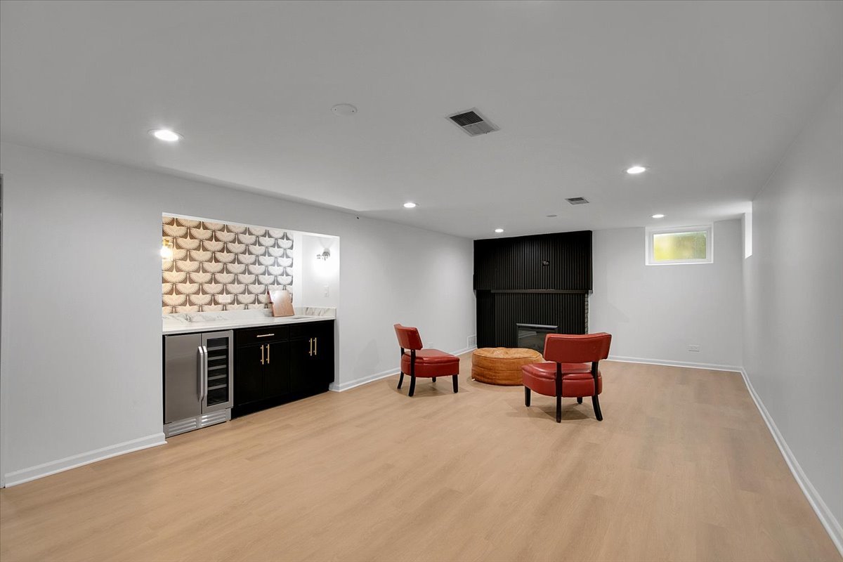 4500 W Thorndale Avenue, Chicago, IL 60646