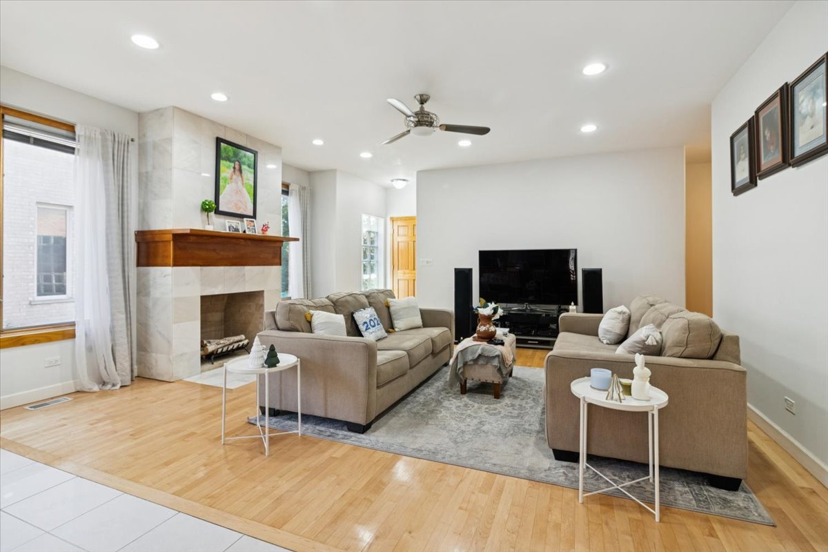 238 HILLCREST Avenue, Addison, IL 60101