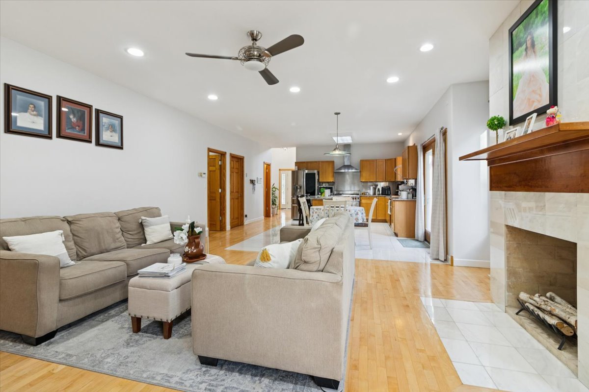 238 HILLCREST Avenue, Addison, IL 60101