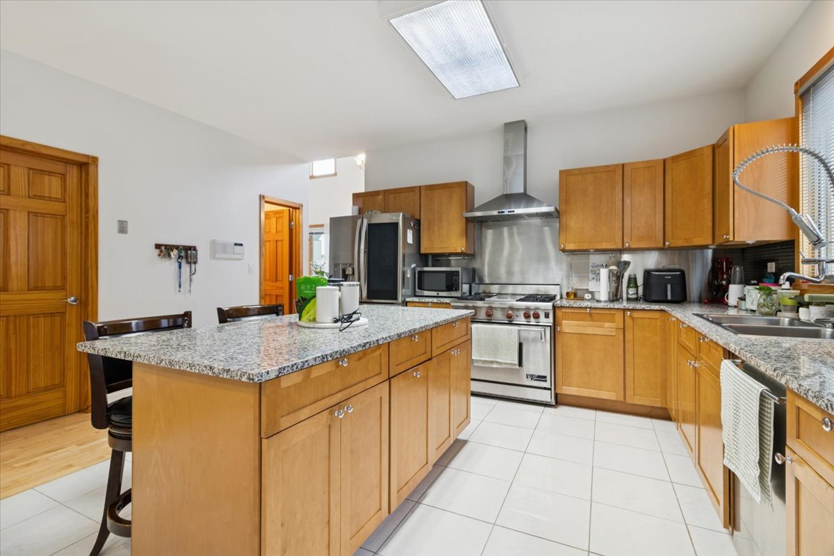 238 HILLCREST Avenue, Addison, IL 60101