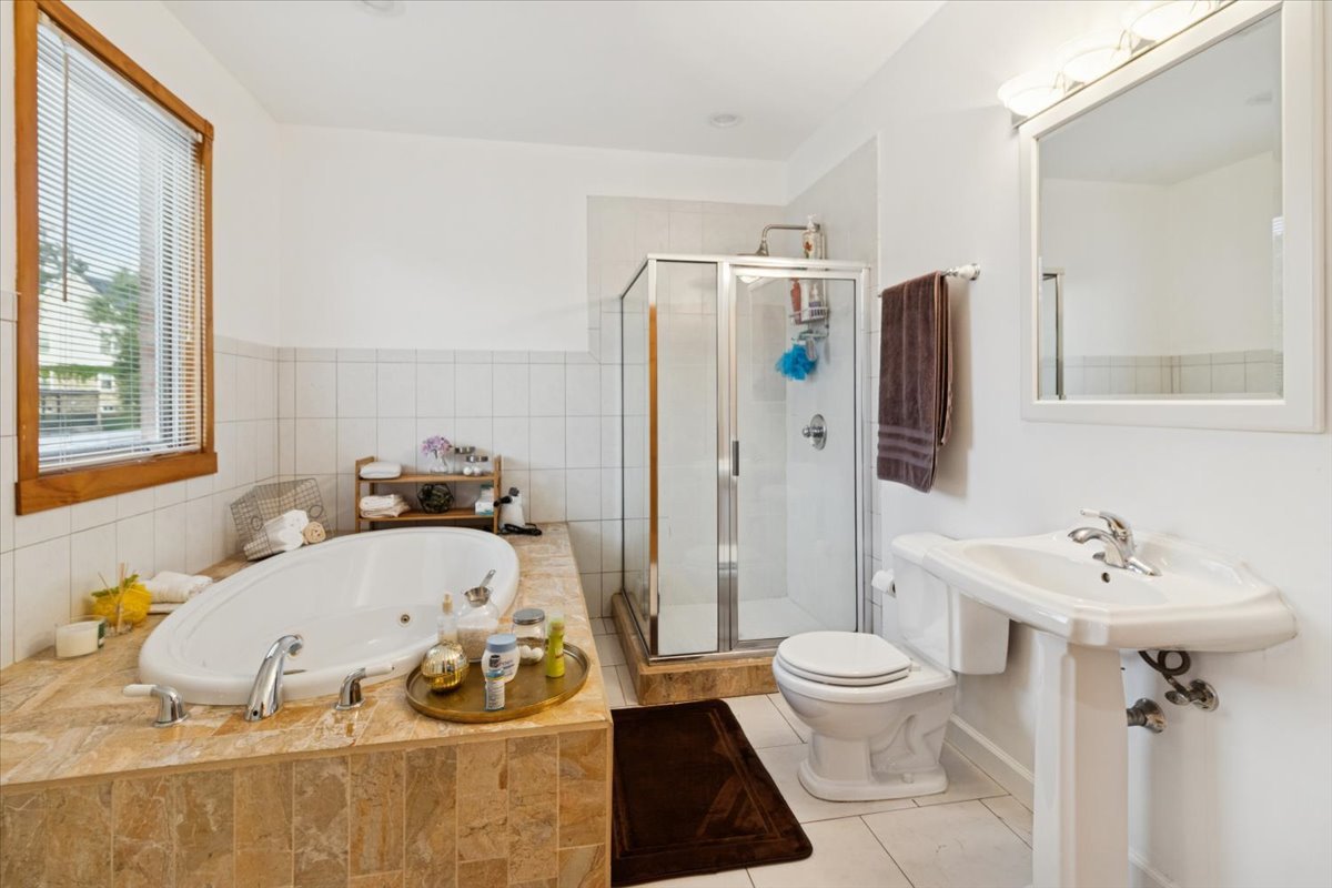 238 HILLCREST Avenue, Addison, IL 60101