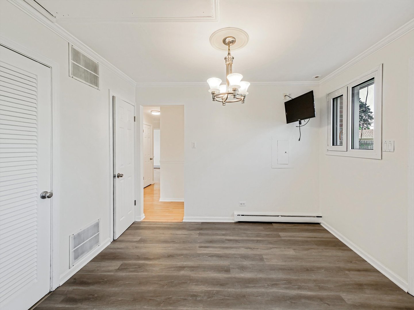 1056 E Villa Drive, Des Plaines, IL 60016