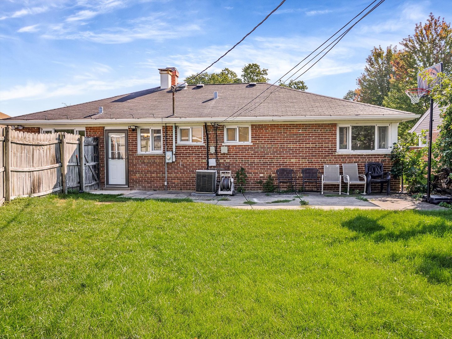 1056 E Villa Drive, Des Plaines, IL 60016