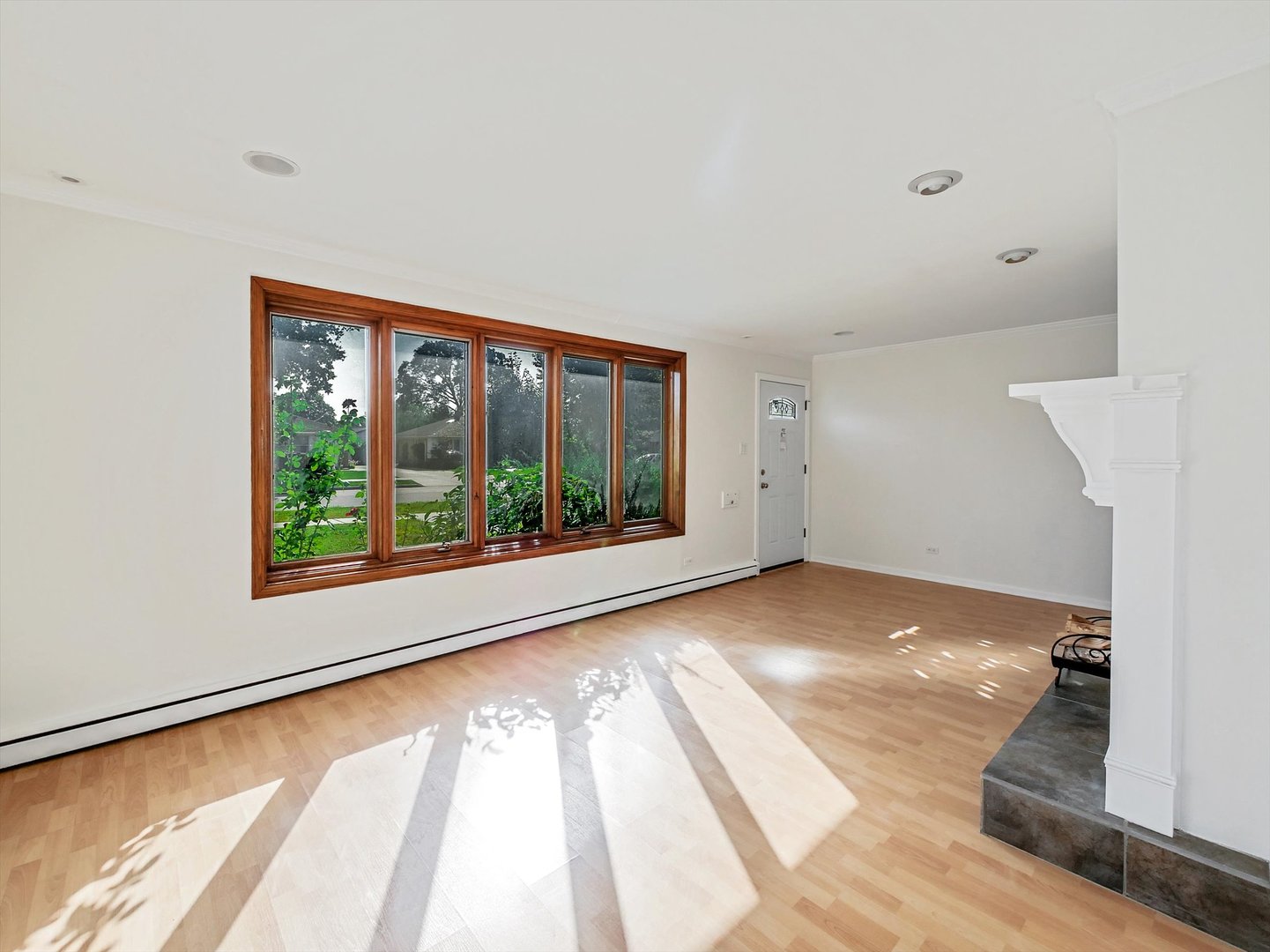 1056 E Villa Drive, Des Plaines, IL 60016