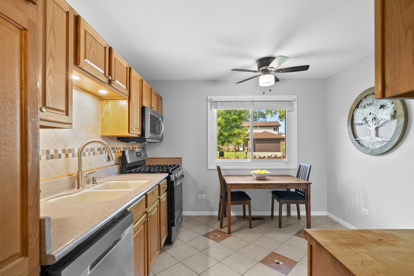 6831 Dove Avenue, Woodridge, IL 60517