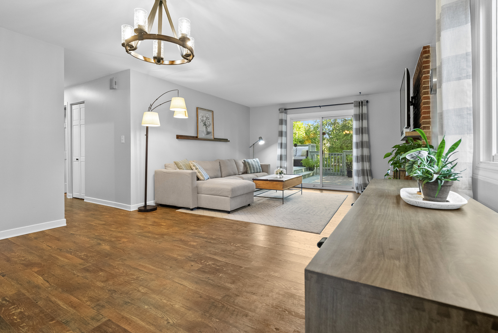 6831 Dove Avenue, Woodridge, IL 60517