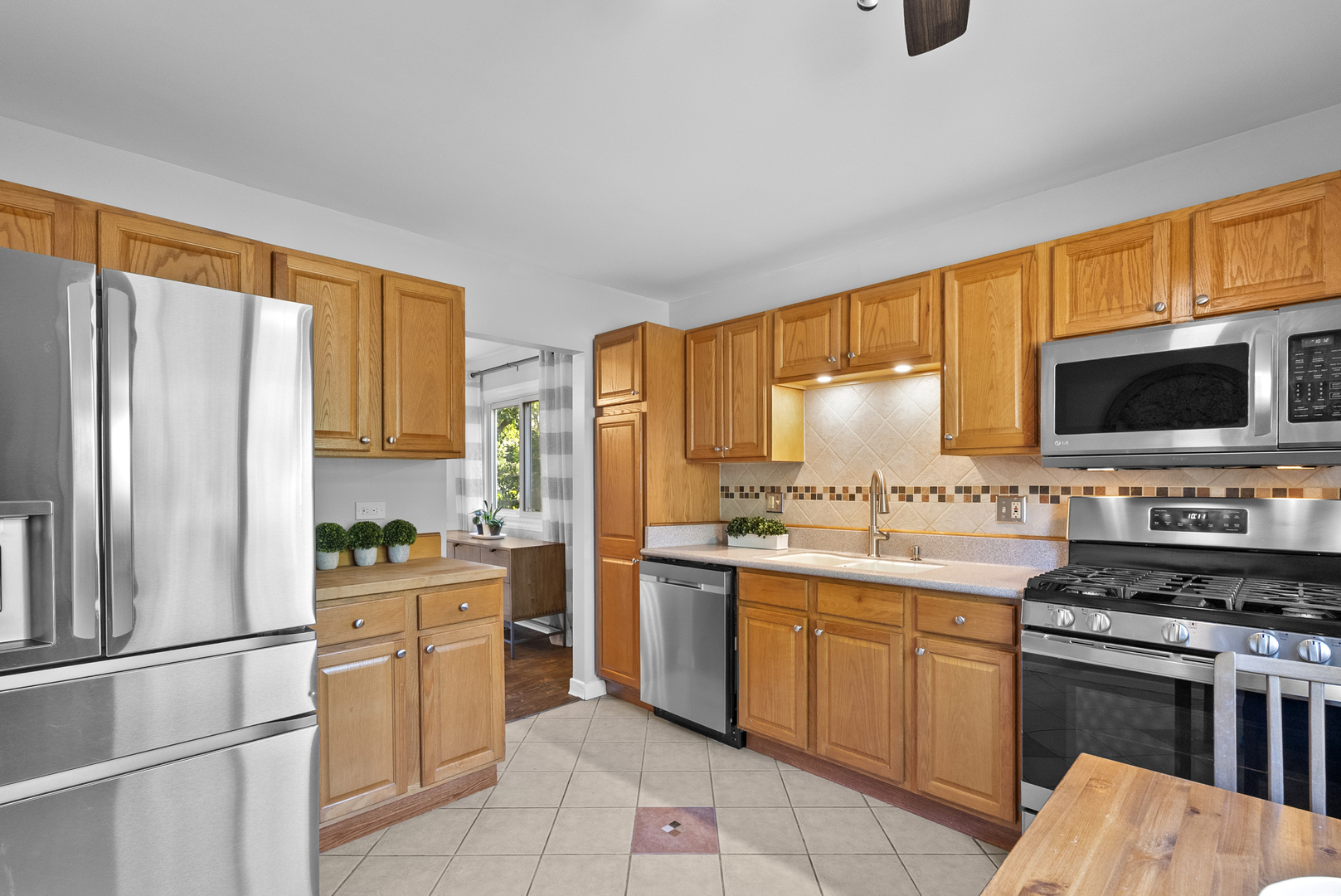 6831 Dove Avenue, Woodridge, IL 60517