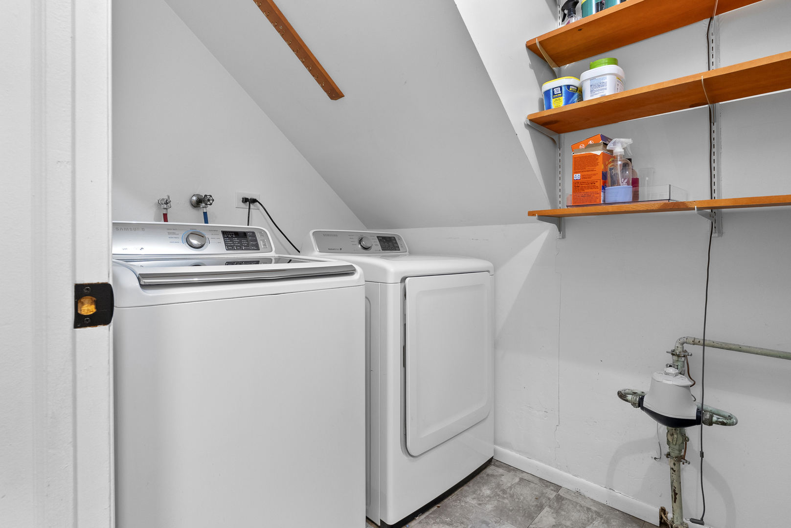 6831 Dove Avenue, Woodridge, IL 60517