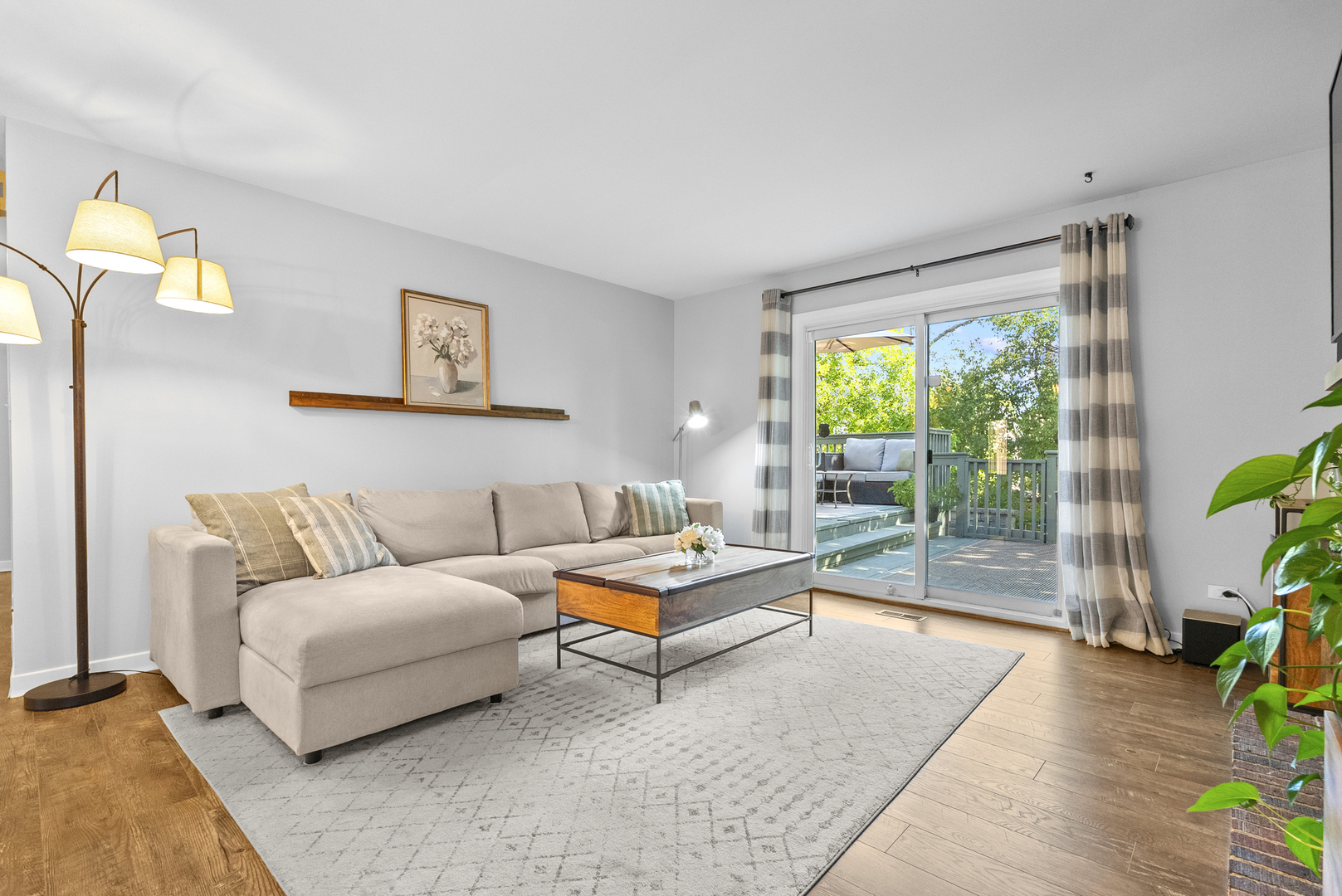 6831 Dove Avenue, Woodridge, IL 60517