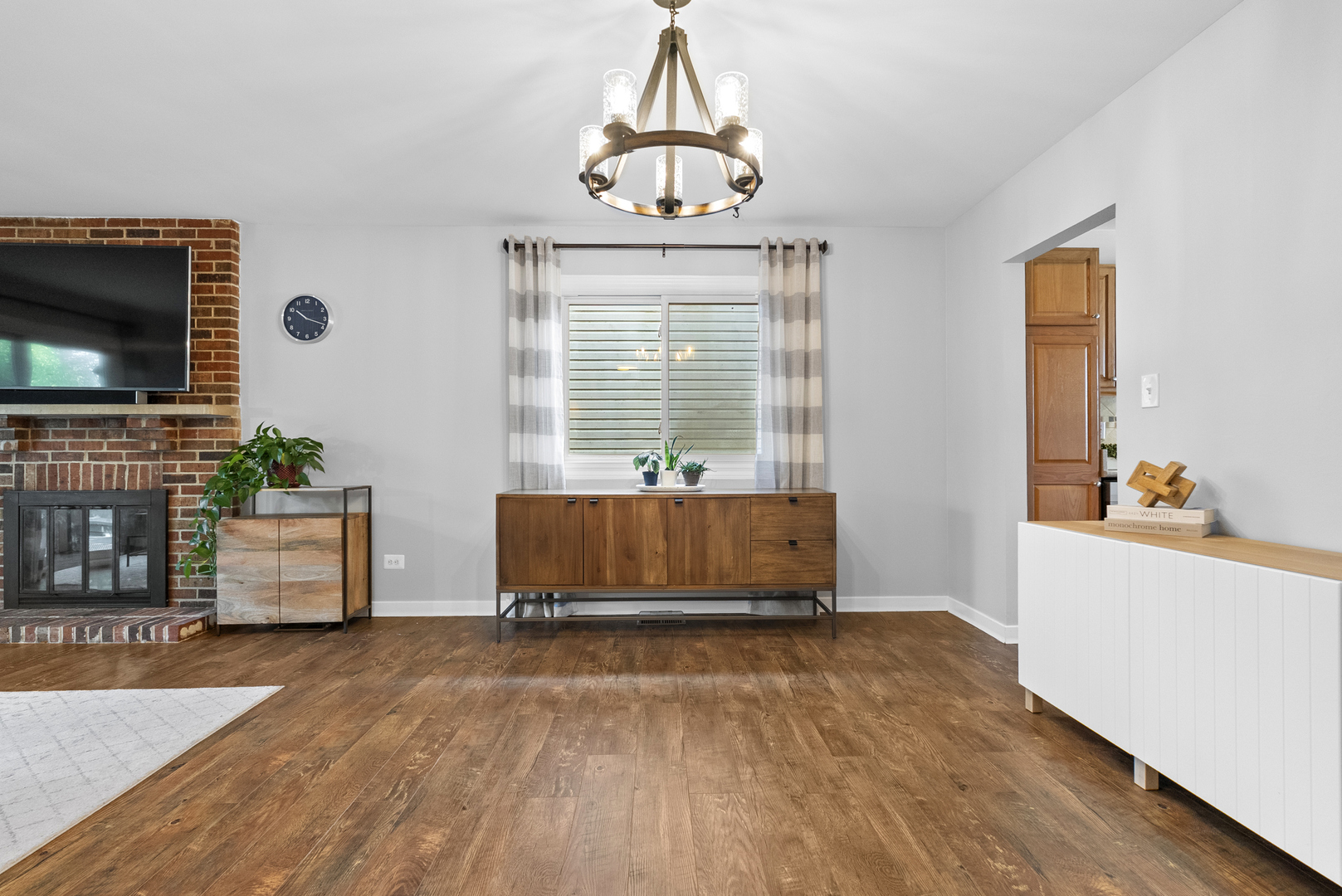 6831 Dove Avenue, Woodridge, IL 60517