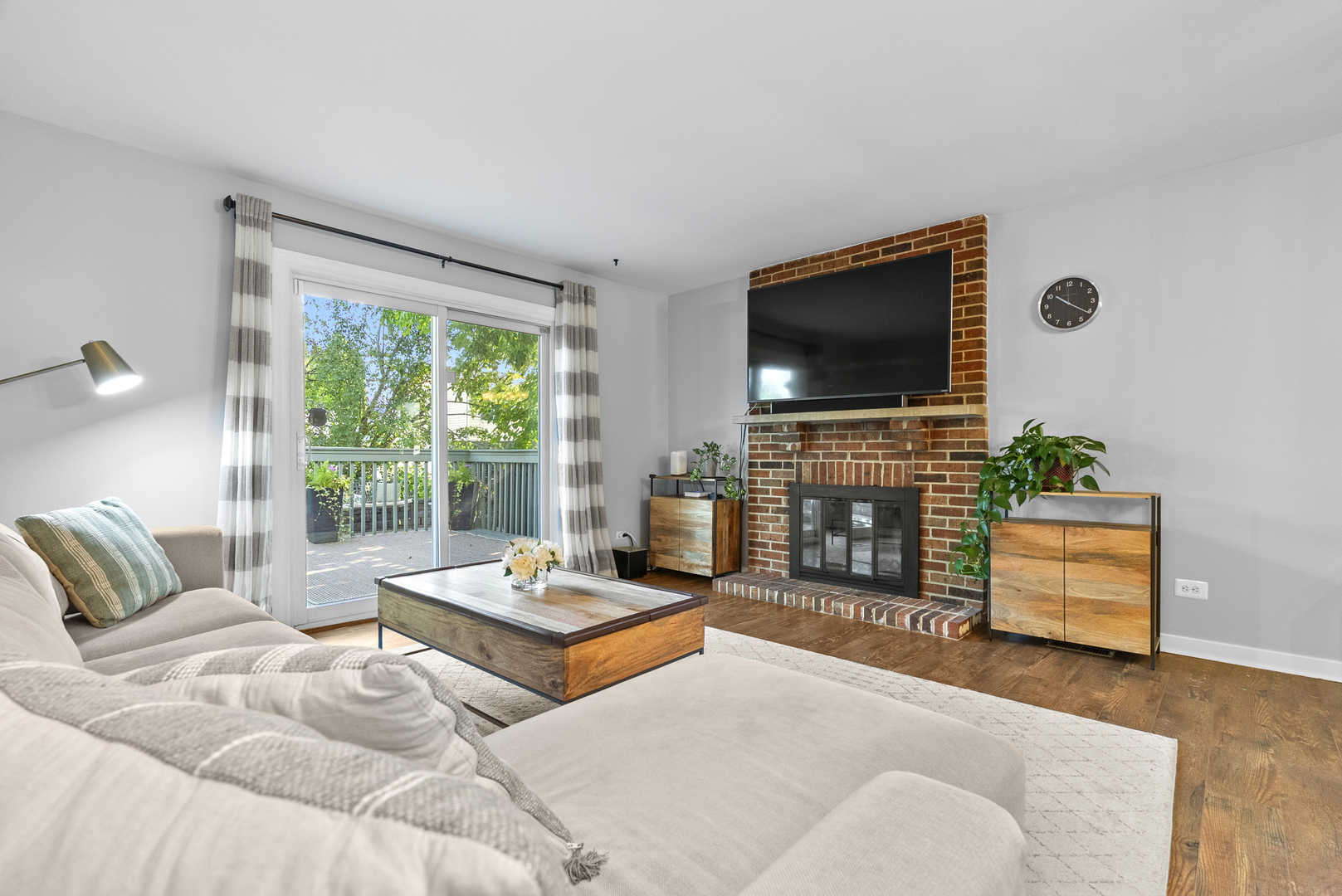 6831 Dove Avenue, Woodridge, IL 60517