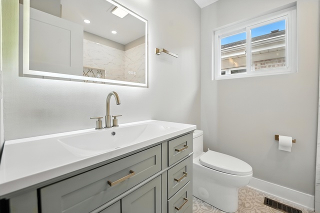 7441 N Oriole Avenue, Chicago, IL 60631