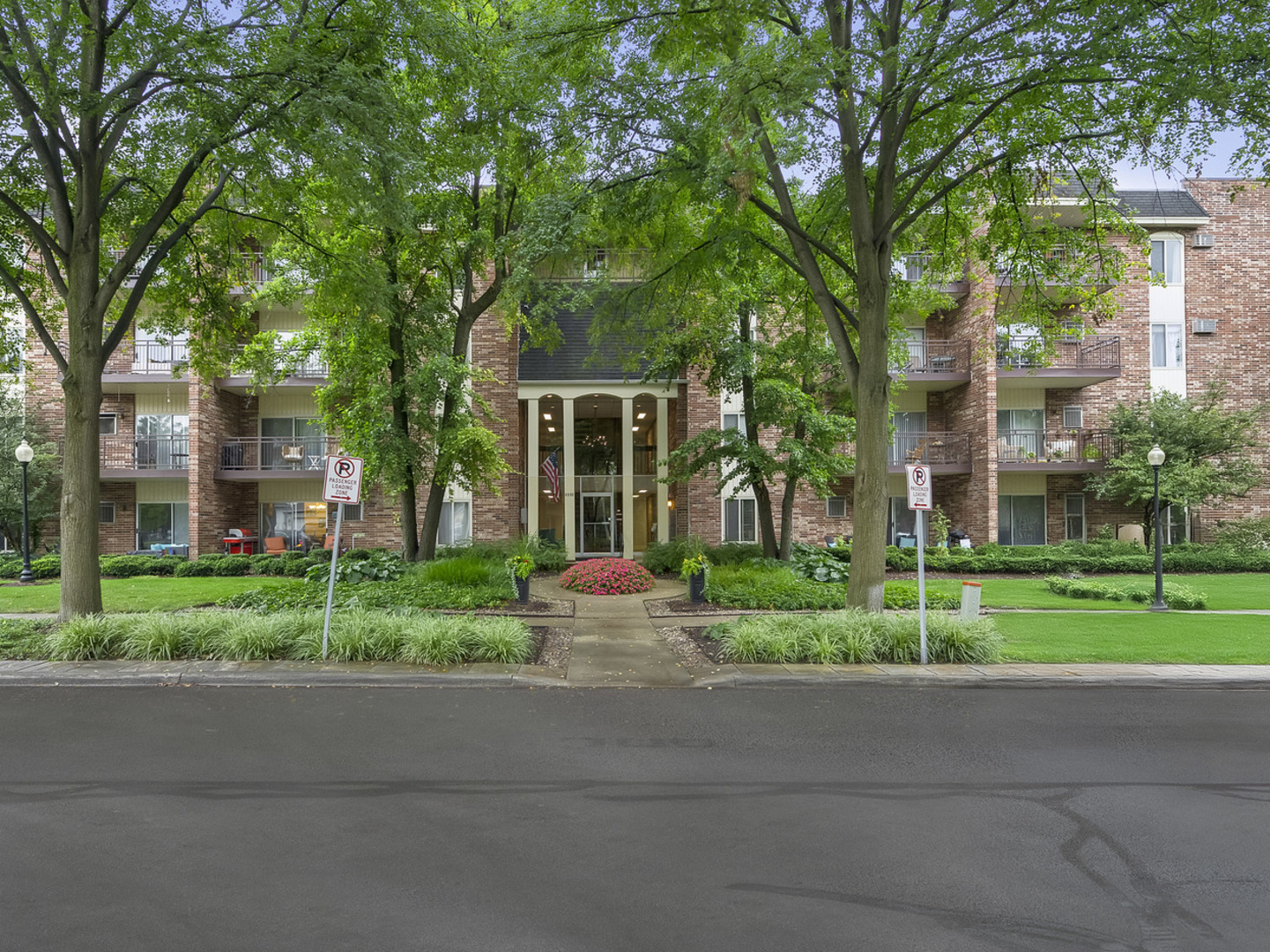 4900 Forest Avenue #204, Downers Grove, IL 60515