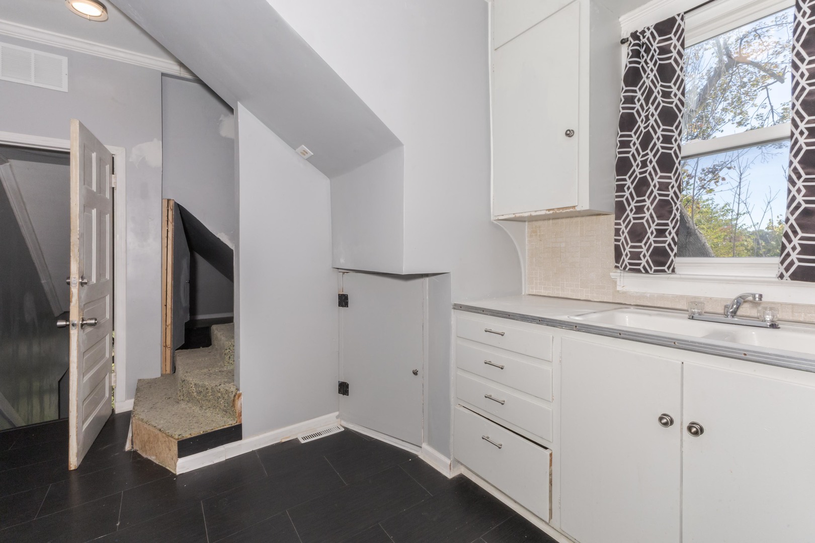 904 S Madison Street, Bloomington, IL 61701