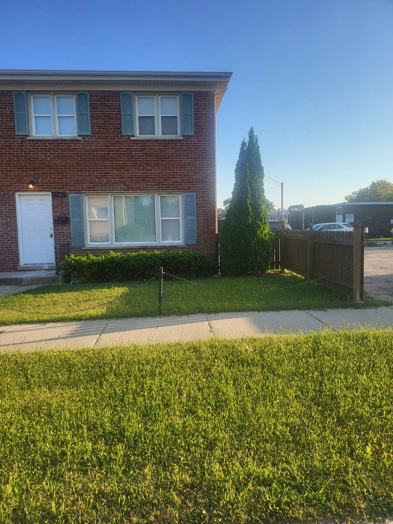 2207 Williamsburg Drive, Waukegan, IL 60085