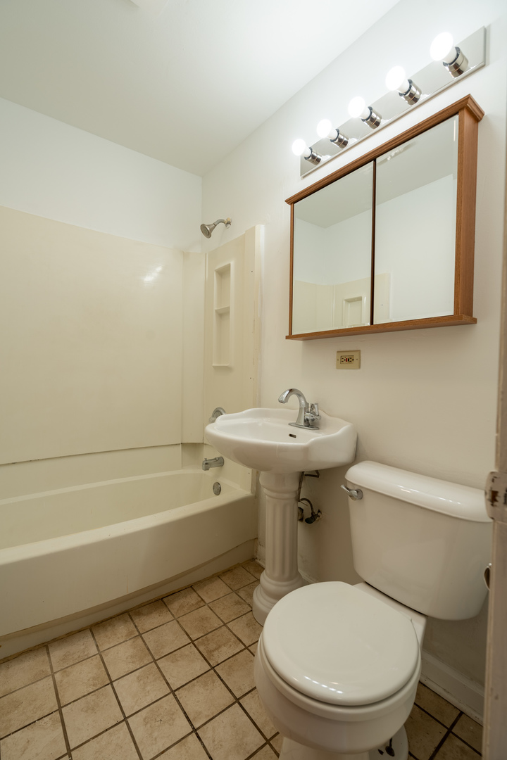 2166 Laura Lane, Des Plaines, IL 60018