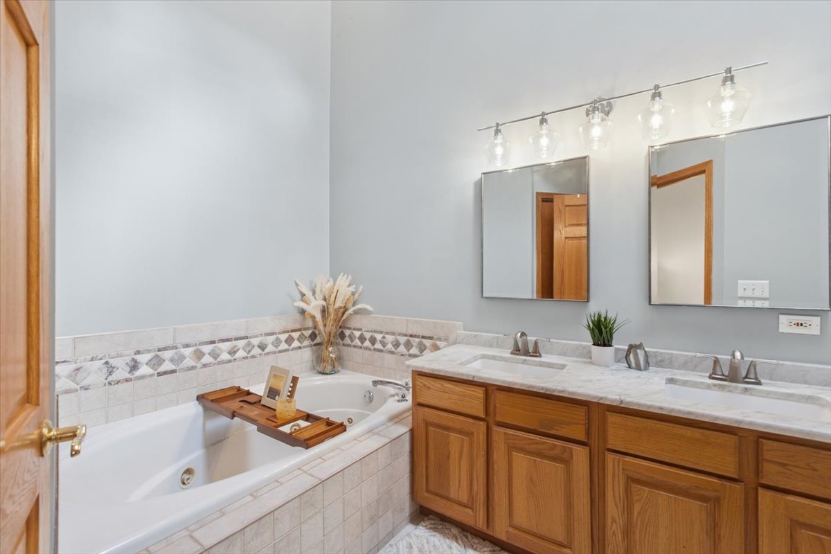 180 GROVE Court, Lemont, IL 60439