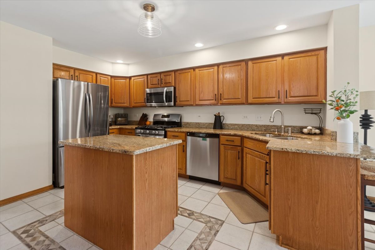 180 GROVE Court, Lemont, IL 60439