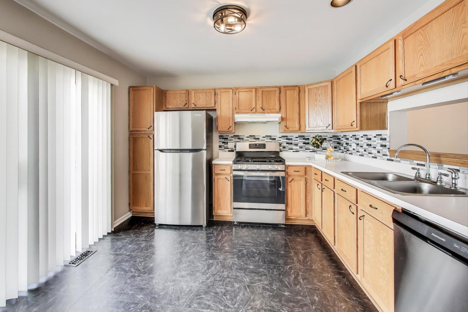 985 Manchester Circle #985, Grayslake, IL 60030