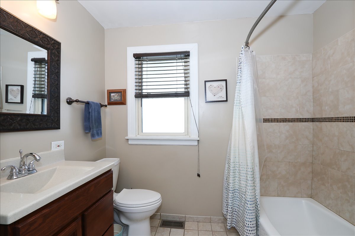 6 W Harding Road, Lombard, IL 60148