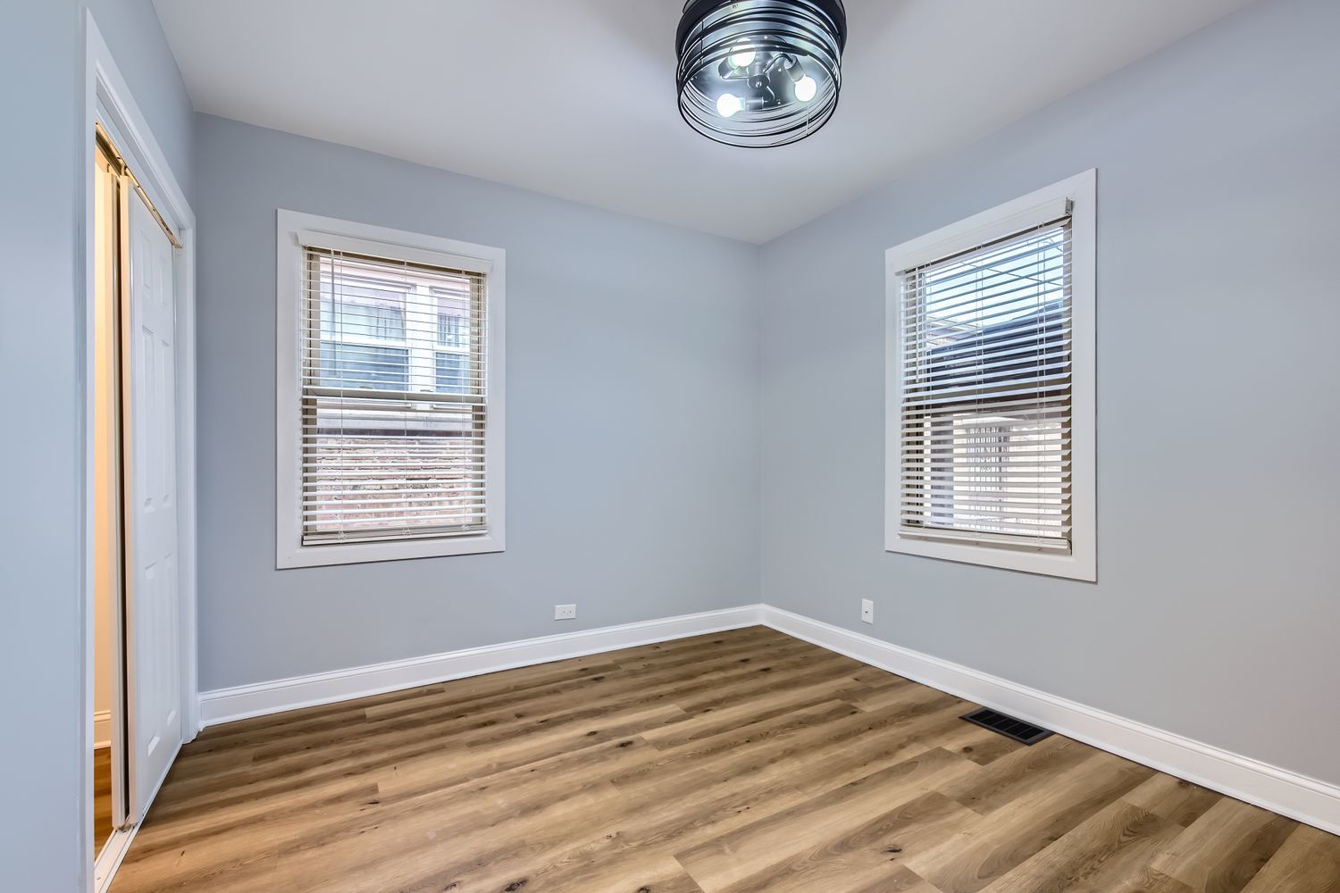 8757 S Paxton Avenue, Chicago, IL 60617