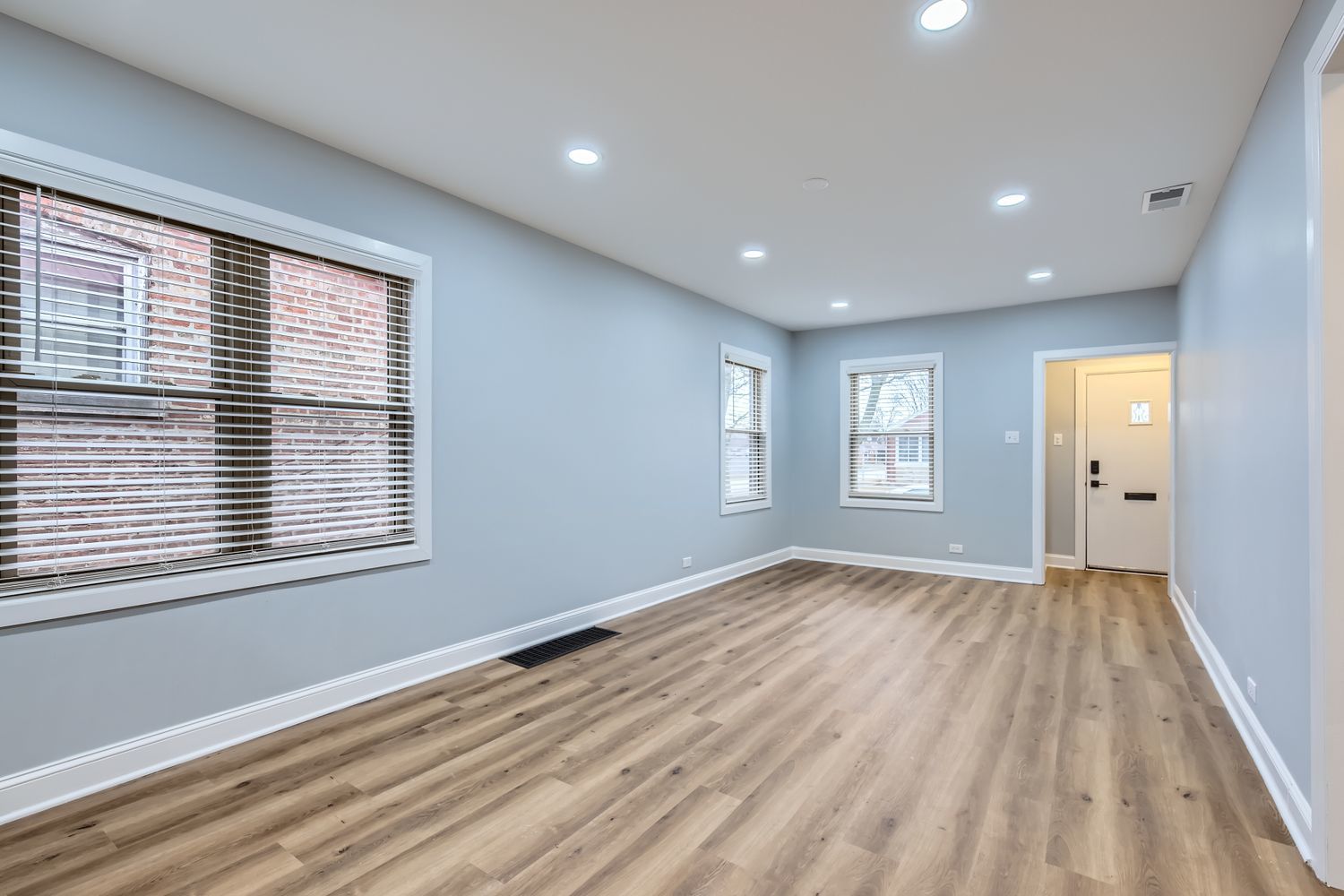 8757 S Paxton Avenue, Chicago, IL 60617