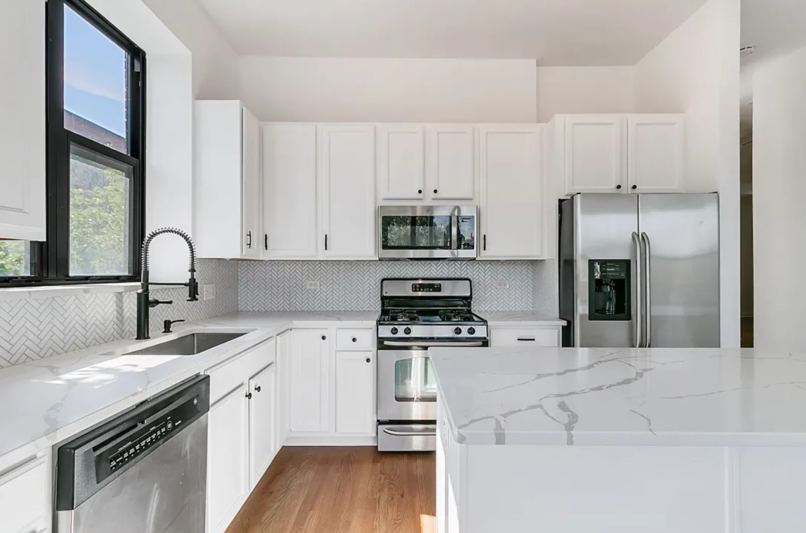 2 S Leavitt Street #201, Chicago, IL 60612