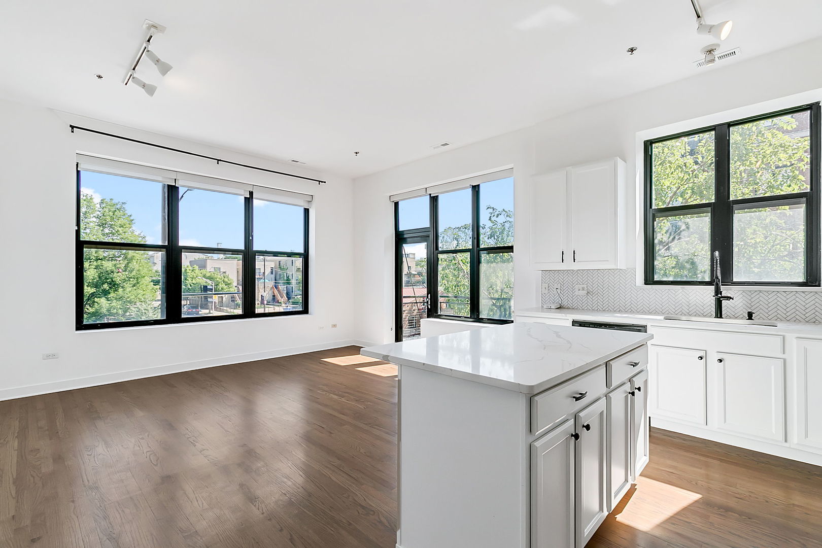 2 S Leavitt Street #201, Chicago, IL 60612
