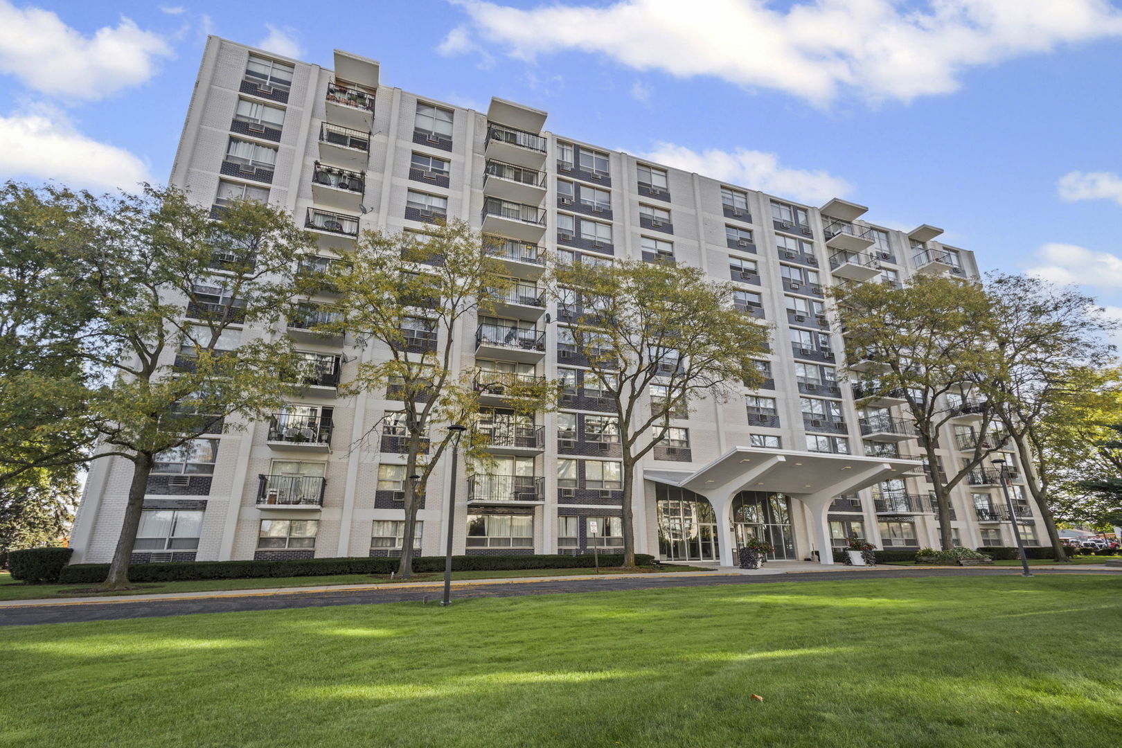 9001 Golf Road #5B, Des Plaines, IL 60016