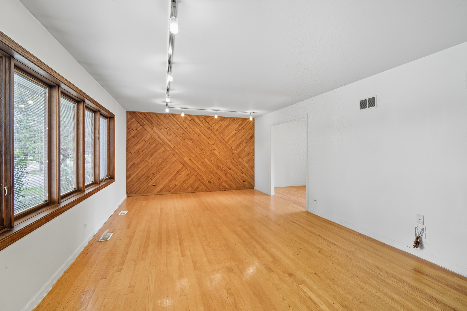 1811 E Maya Lane, Mount Prospect, IL 60056