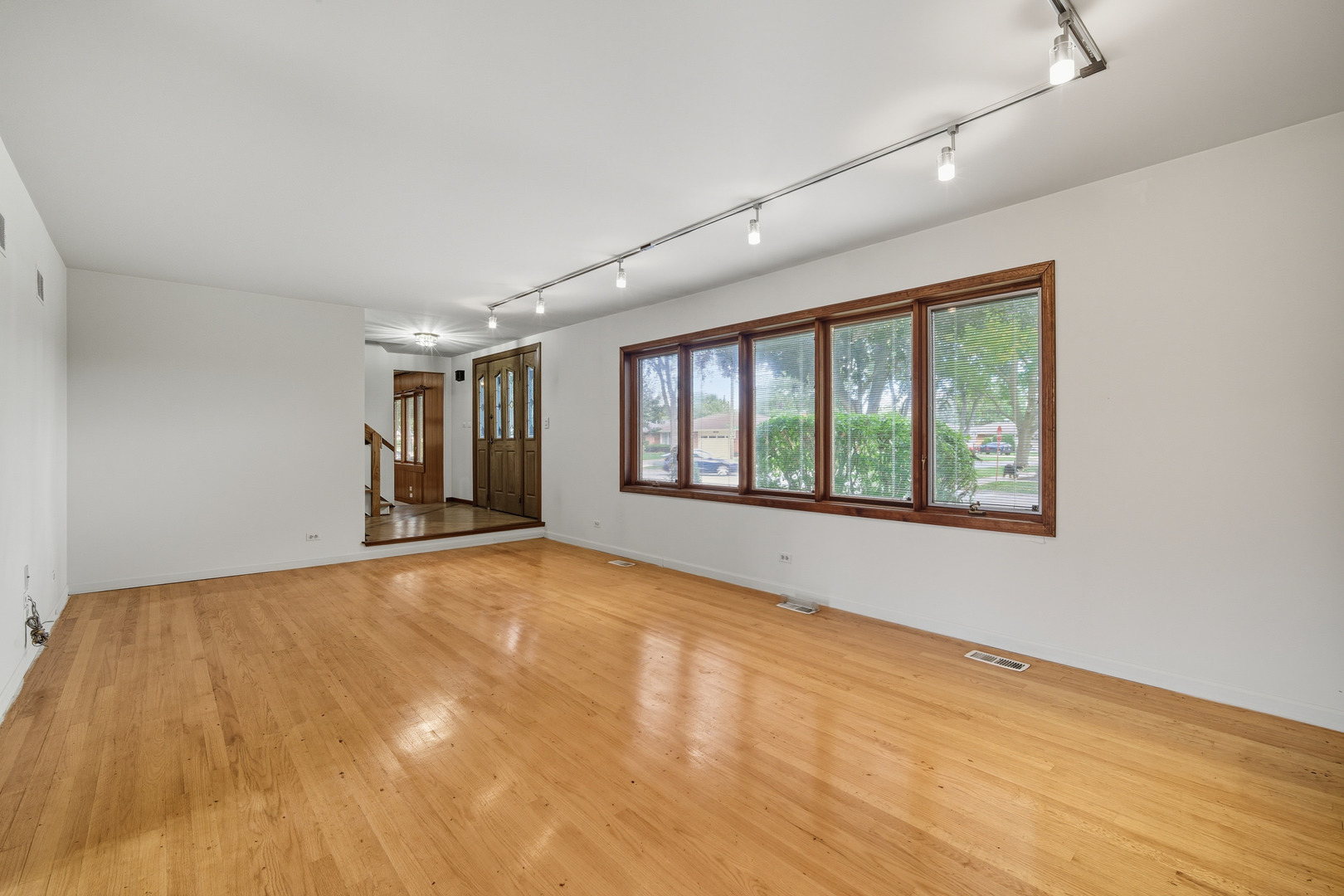 1811 E Maya Lane, Mount Prospect, IL 60056