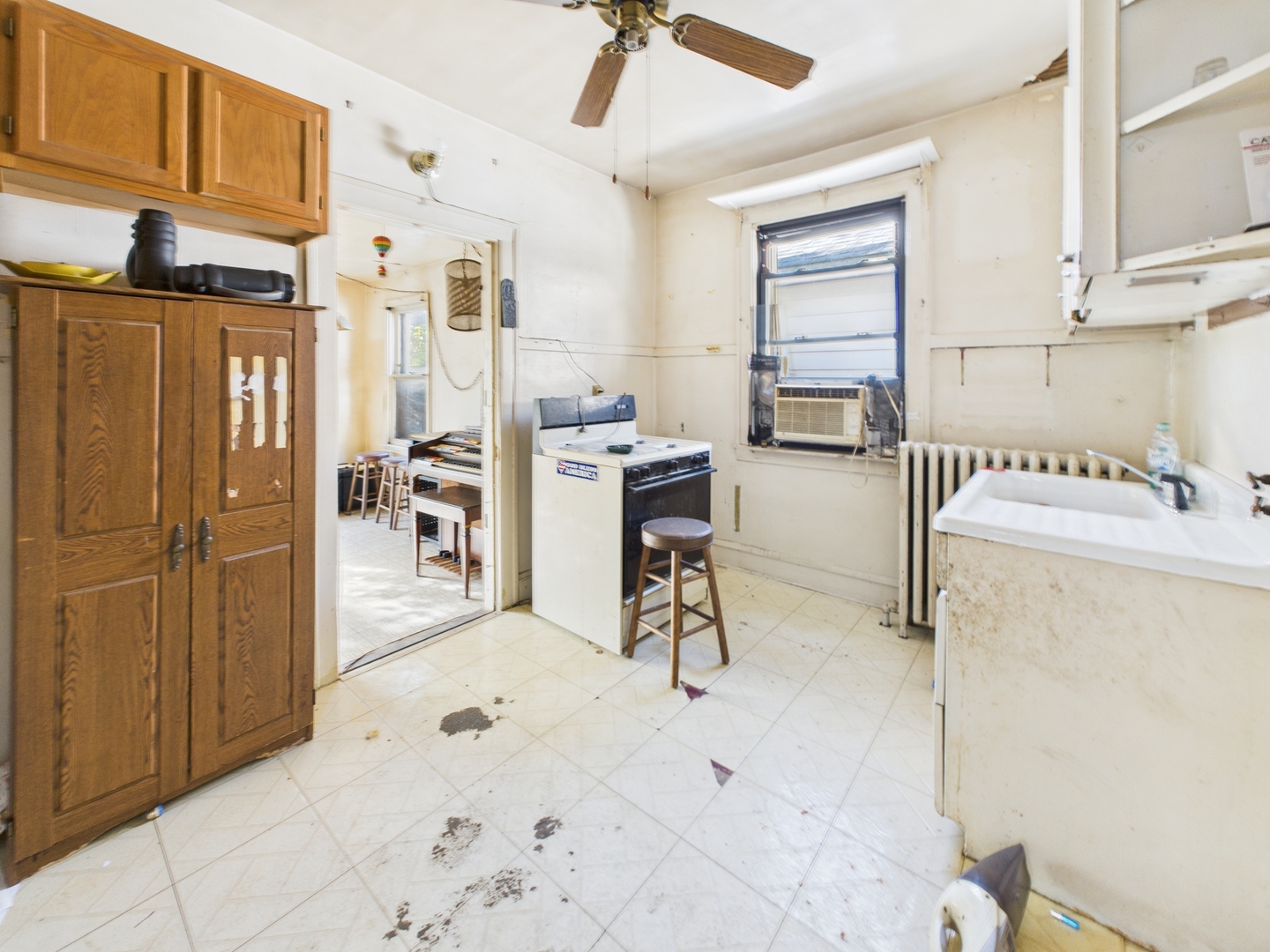 2714 N New England Avenue, Chicago, IL 60707