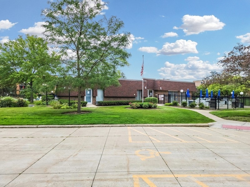 945 E Kenilworth Avenue #318, Palatine, IL 60074