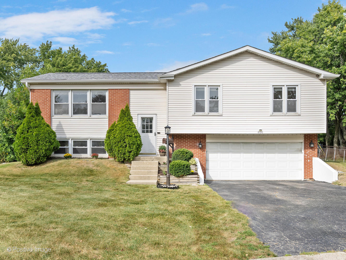 8136 Lindenwood Lane, Woodridge, IL 60517